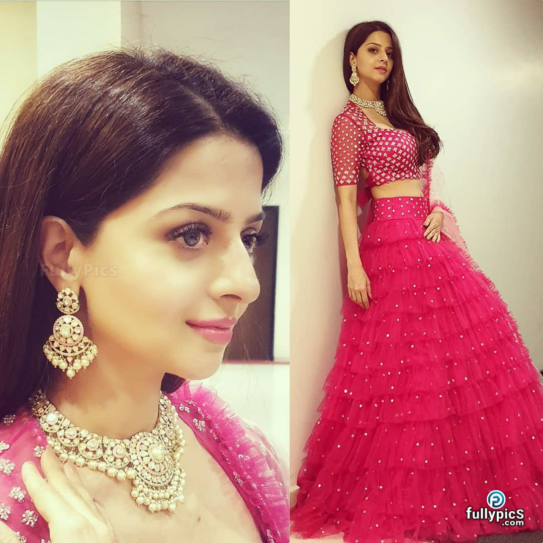 Vedhika HD Picture Gallery