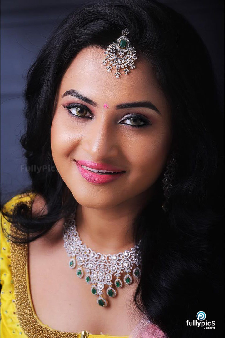 Janani HD Picture Gallery